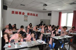 福州市鑫天使职业培训学校 化妆理论课堂上