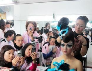 贵州省色妆化妆造型摄影学校 实践课