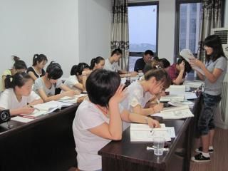 宜昌语通小语种培训 师生上课