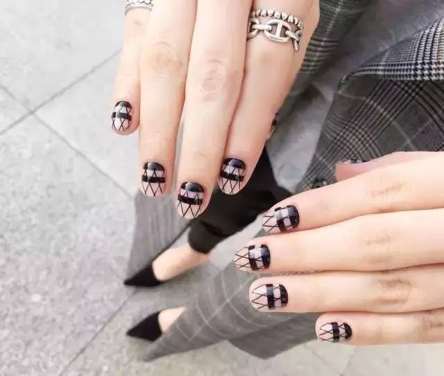 佛山型美尚妆分享美甲也来凑渔网袜的热度