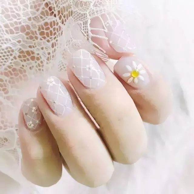 佛山型美尚妆分享美甲也来凑渔网袜的热度